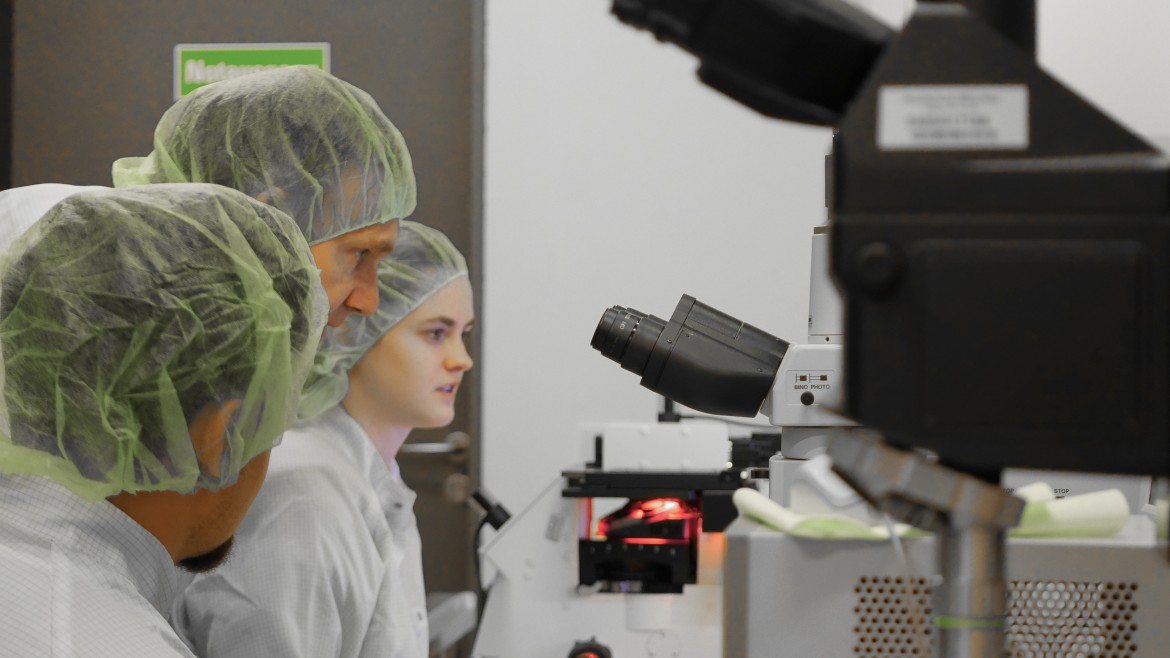 Im Labor 3D - Nano Strukturen (Foto: Paul Zenner) Studierende im Labor vor 3D Nano Drucker