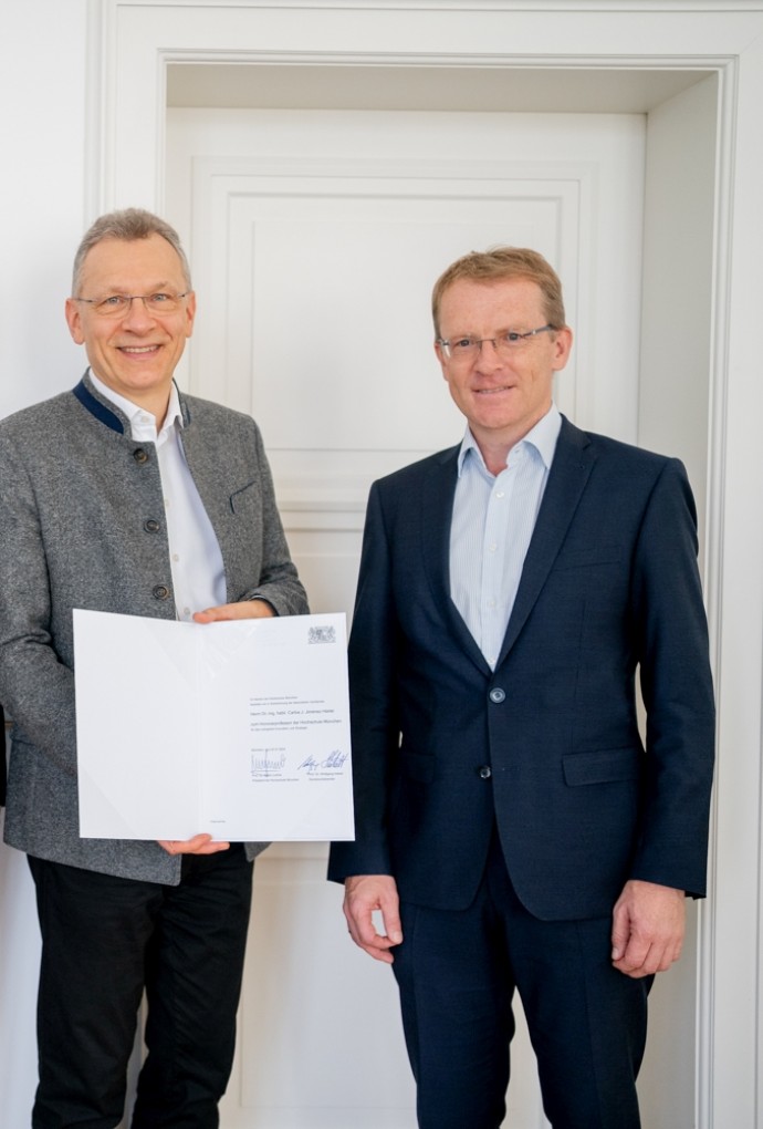 Die Übergabe der Urkunde zur Honorarprofessur im Büro des Präsidenten: Prof. Dr. Wolfgang Habelt, HM-Präsident Prof. Dr. Martin Leitner, Dr.-Ing. habil. Carlos Härtel und Prof. Dr. Hermann Englberger (v.l.n.r.)