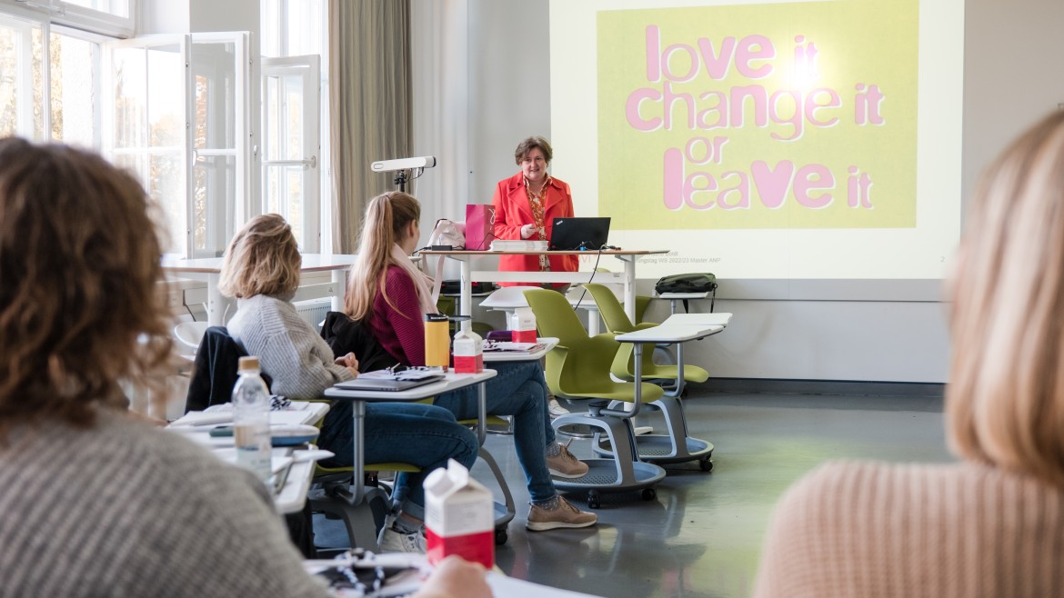 Auftaktveranstaltung ins Wintersemester 2022/23: Prof. Dr. Christine Boldt begrüßte die Studierenden am 6. Oktober 2022 am Campus Pasing