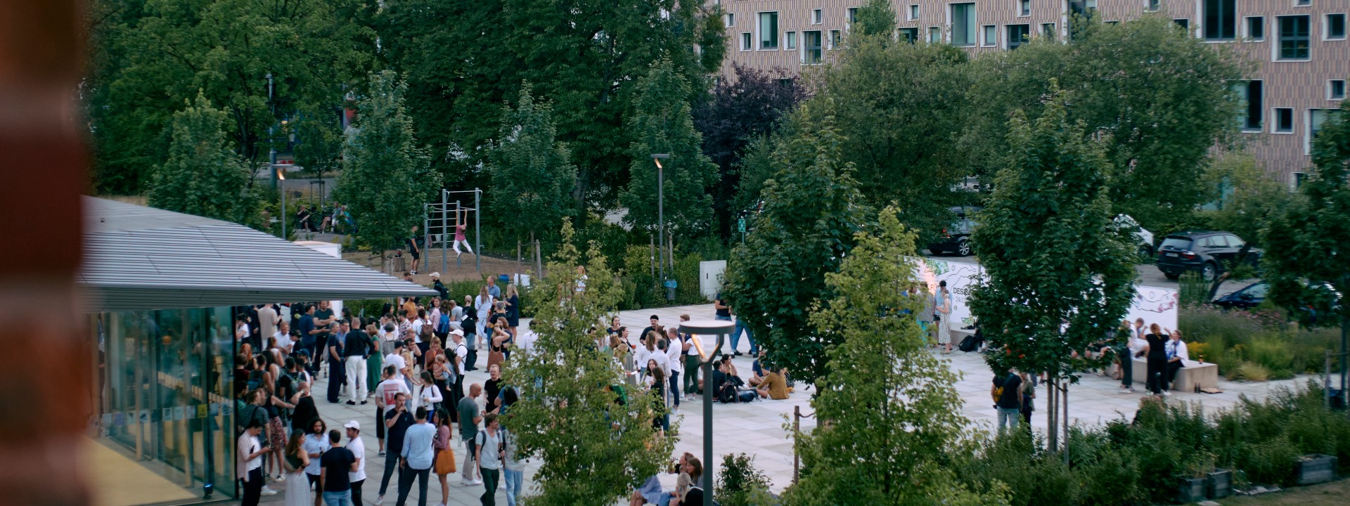 Bild zeigt Outdoor Bereich der Jahresaustellung der Fakultät für Design