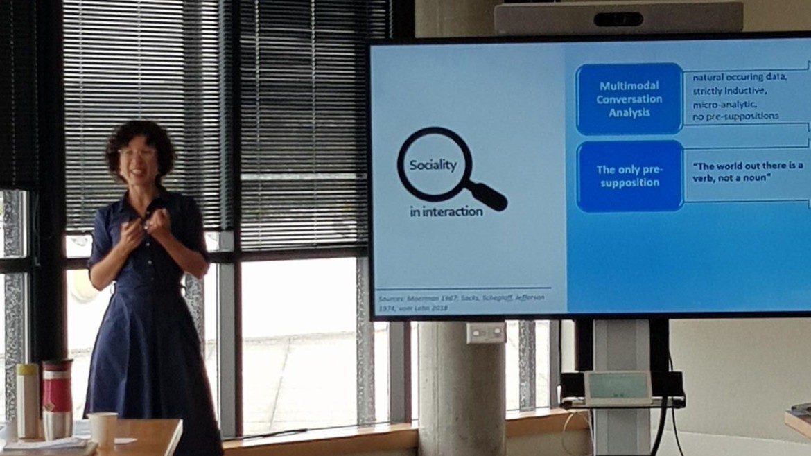 Doktorandin Galina Gostrer bei einem Vortrag auf der Konferenz „The Relational View“ an der ESSEC Business School in Cergy