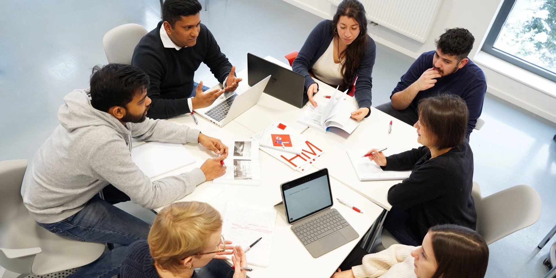Gruppe von Studierenden arbeitet an einem Tisch
