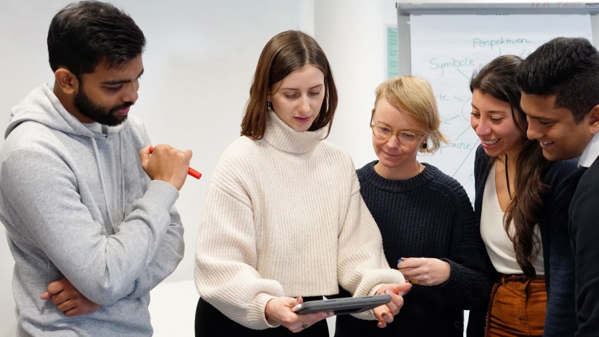Studierende schauen auf Tablet