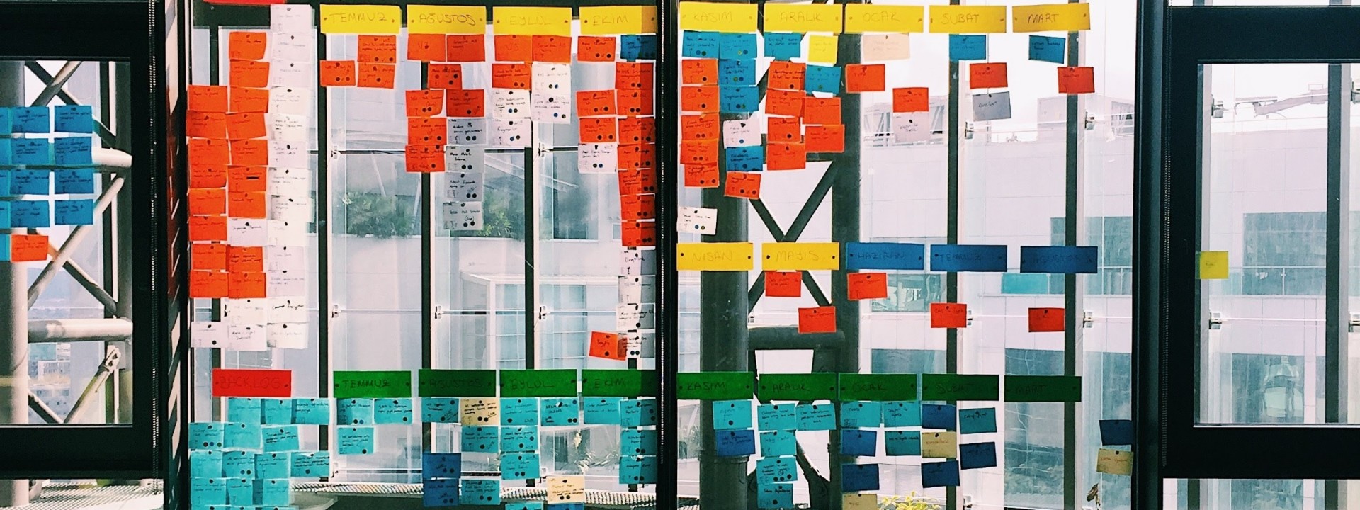 Glaswand mit Post Its