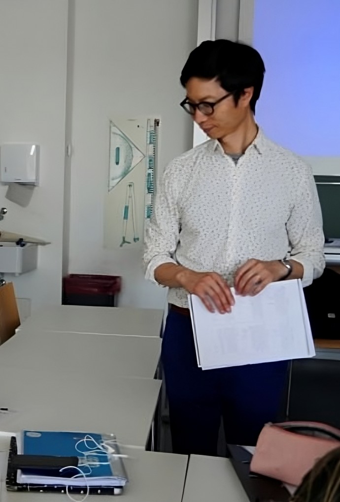Bild von Nicholas Sinn im Unterricht neben Studierender