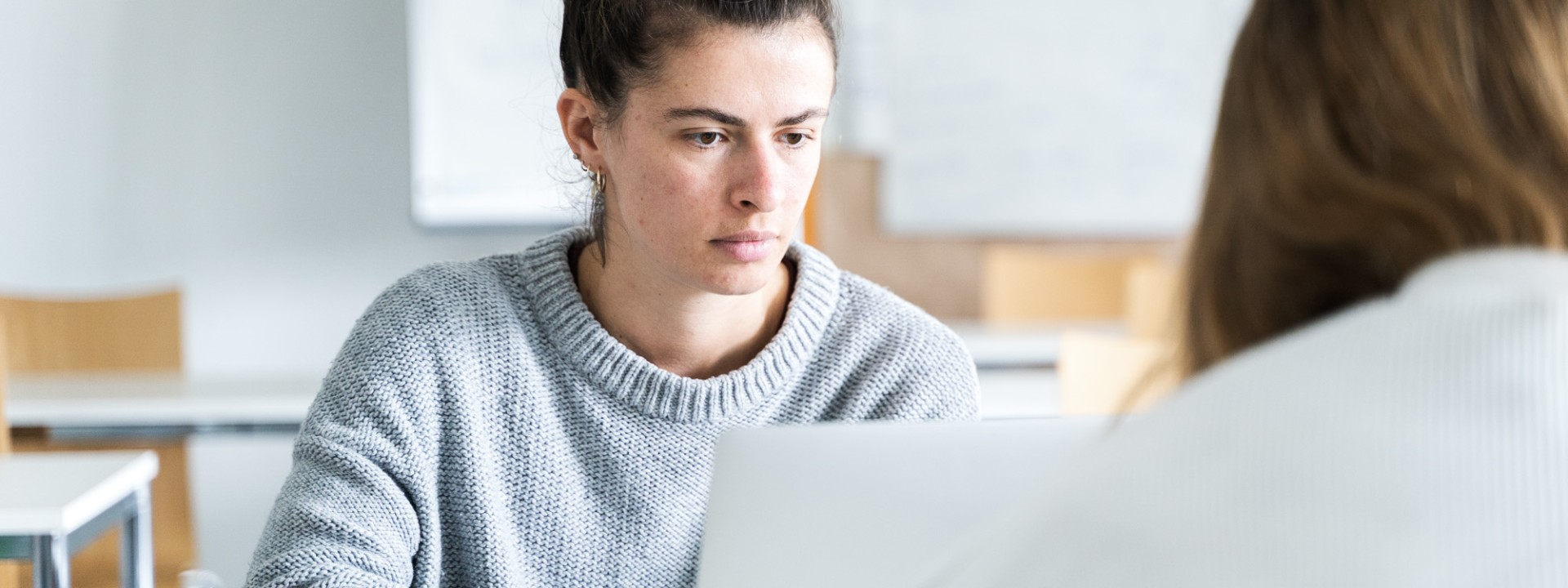 Studierende am Laptop
