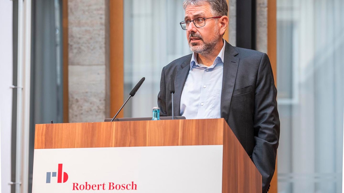 Prof. Dr. Wüst am Redepult der Robert Bosch Stiftung (Sedat Mehder) Prof. Dr. Wüst am Redepult der Robert Bosch Stiftung