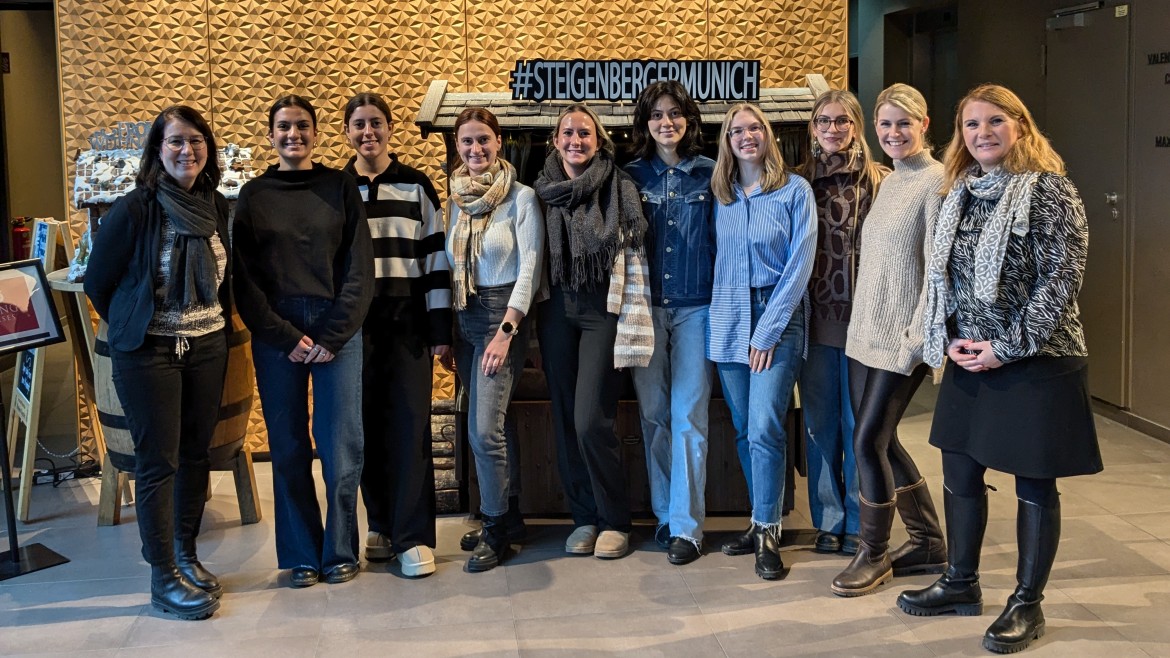 Studierenden des Kurses „Strategisches Human Resources Management“ besuchen das Steigenberger Hotel in München